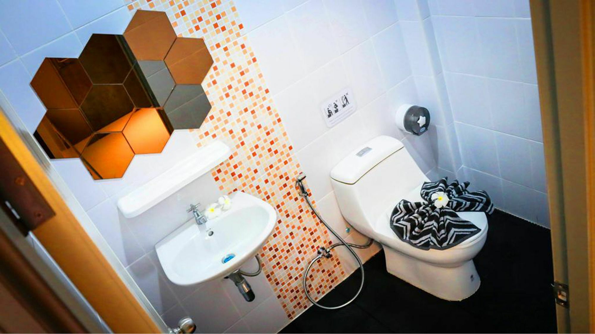 Dent Station Resident Hotel Phuket Екстериор снимка